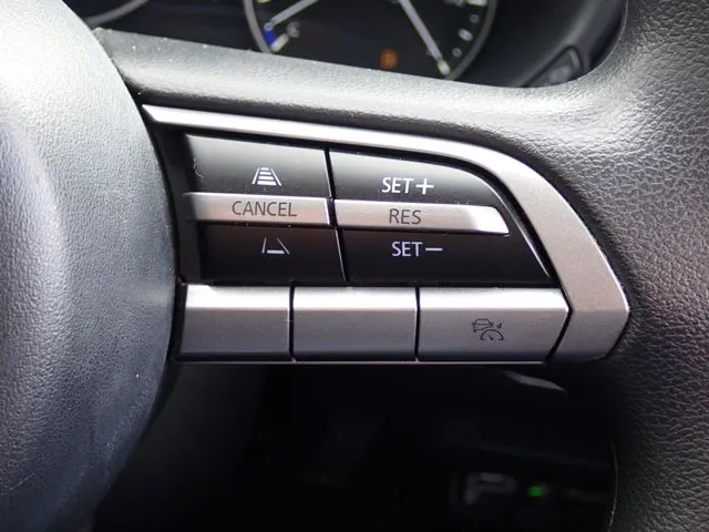 マツダ　ＭＡＺＤＡ３　セダン