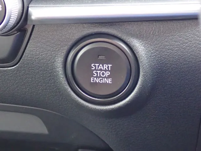 マツダ　ＭＡＺＤＡ３　セダン