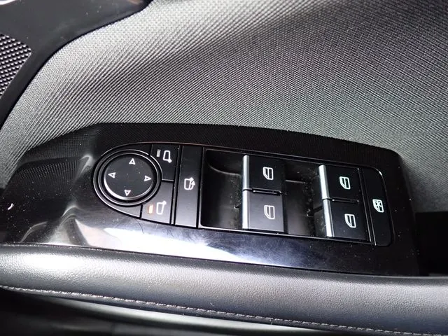 マツダ　ＭＡＺＤＡ３　セダン