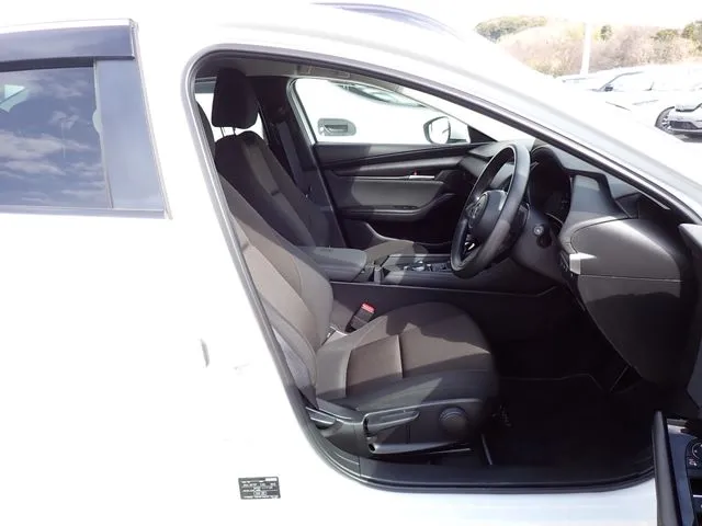 マツダ　ＭＡＺＤＡ３　セダン