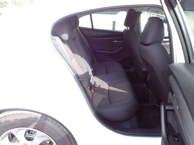 マツダ　ＭＡＺＤＡ３　セダン