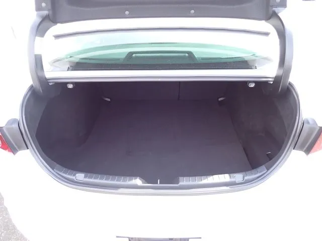 マツダ　ＭＡＺＤＡ３　セダン