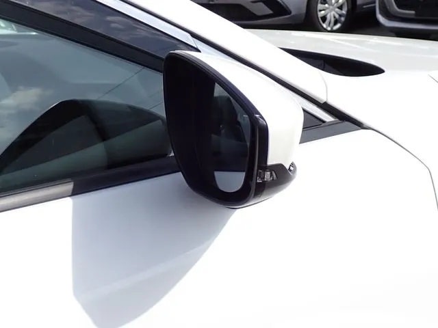 マツダ　ＭＡＺＤＡ３　セダン