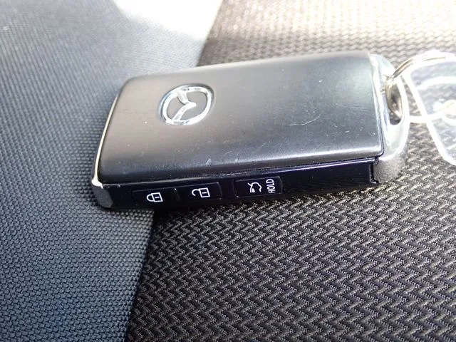 マツダ　ＭＡＺＤＡ３　セダン