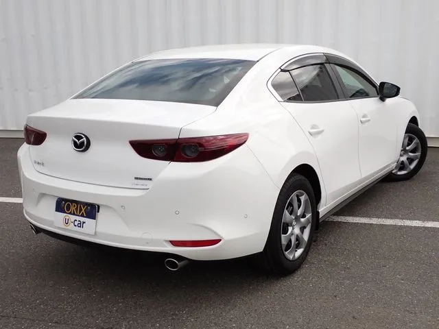 マツダ　ＭＡＺＤＡ３　セダン
