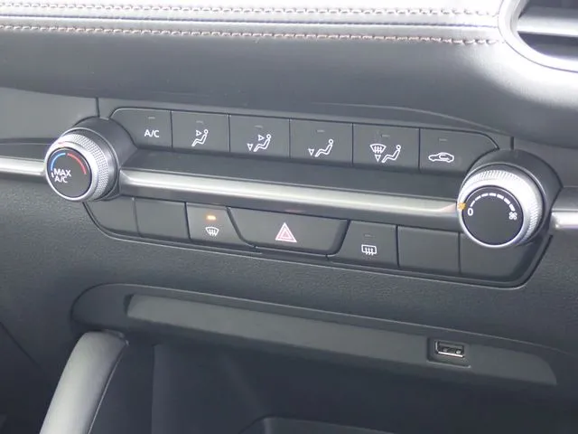 マツダ　ＭＡＺＤＡ３　セダン