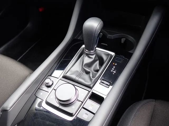 マツダ　ＭＡＺＤＡ３　セダン