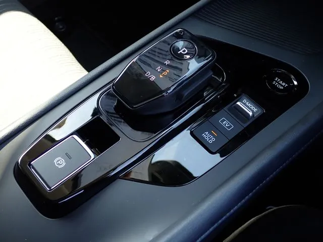 ニッサン　ノート　４ＷＤ