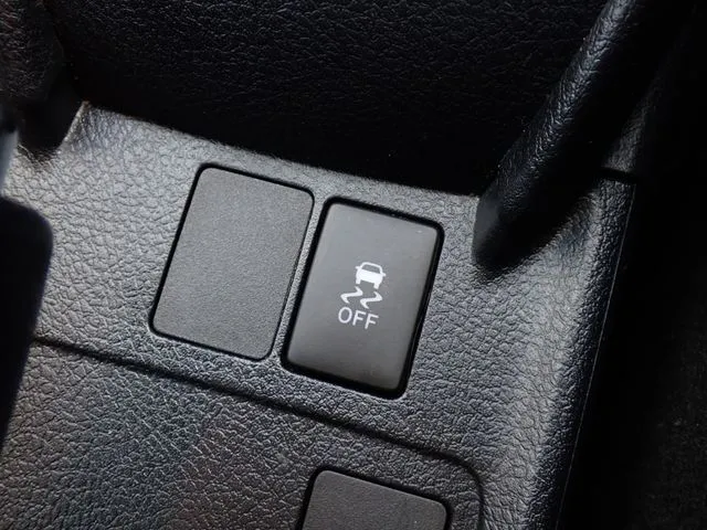 トヨタ　カローラアクシオ　４ＷＤ