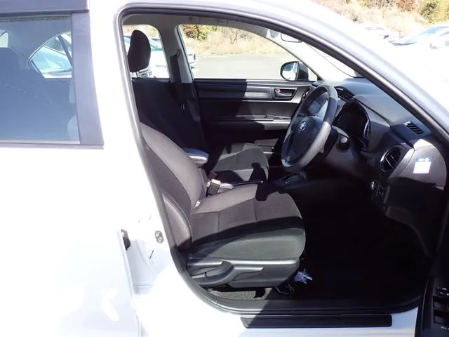 トヨタ　カローラアクシオ　４ＷＤ