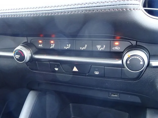 ＭＡＺＤＡ３　セダン（マツダ）の車両写真