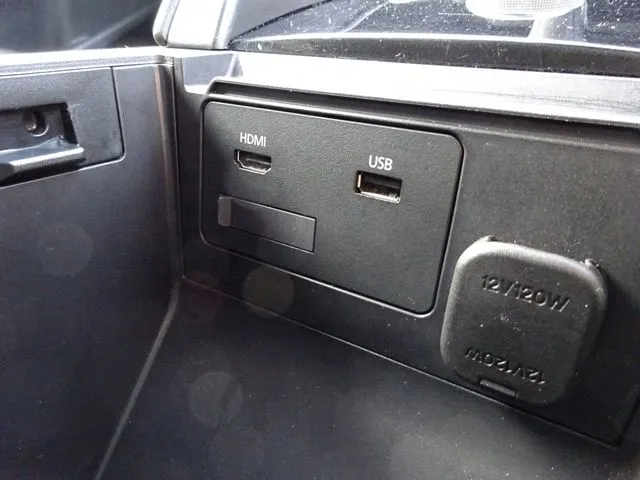 ＭＡＺＤＡ３　セダン（マツダ）の車両写真