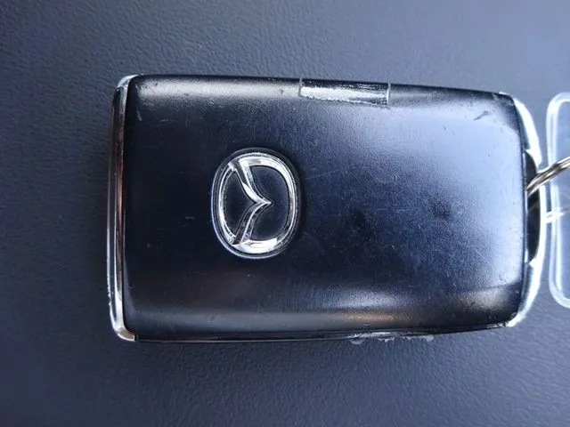 ＭＡＺＤＡ３　セダン（マツダ）の車両写真