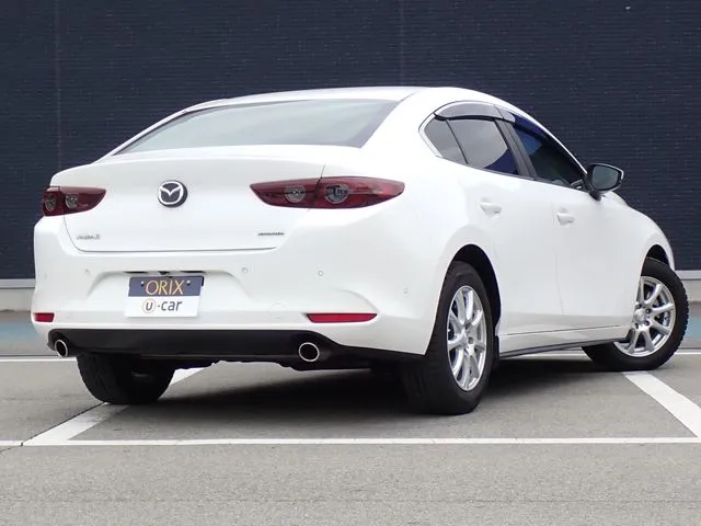 ＭＡＺＤＡ３　セダン（マツダ）の車両写真