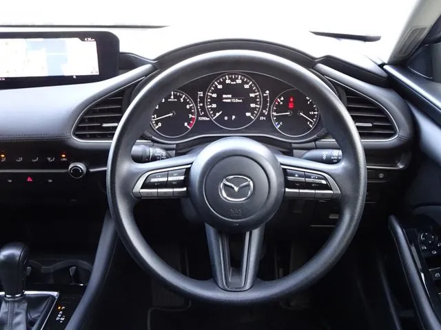 ＭＡＺＤＡ３　セダン（マツダ）の車両写真