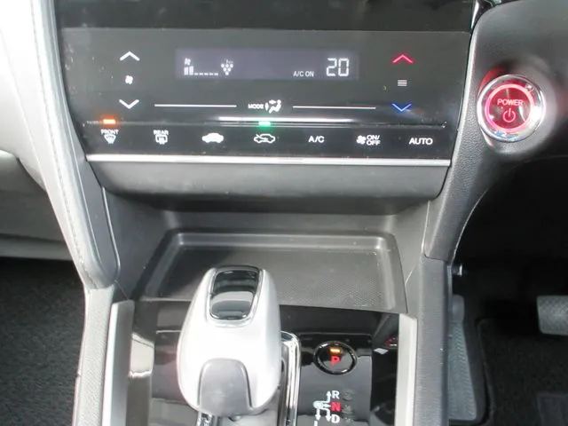 シャトル　ハイブリッド（ホンダ）の車両写真