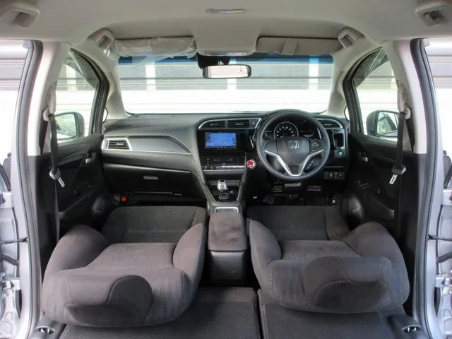 シャトル　ハイブリッド（ホンダ）の車両写真