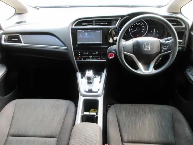 シャトル　ハイブリッド（ホンダ）の車両写真