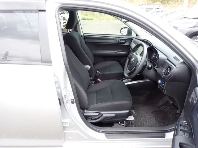 トヨタ　カローラフィールダー　ハイブリッド