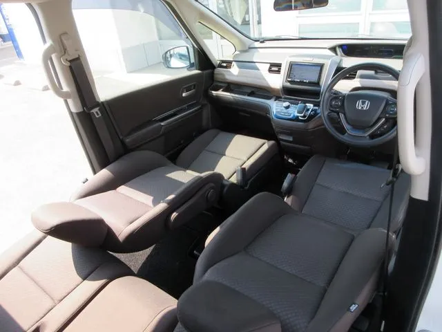 フリードプラス　ハイブリッド　４ＷＤ（ホンダ）の車両写真