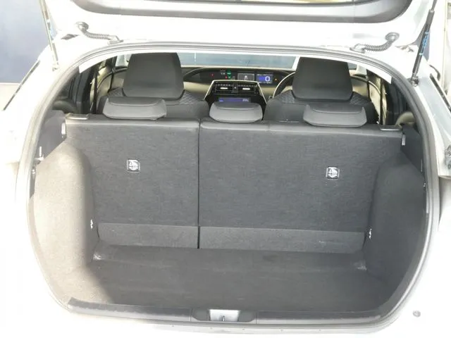 プリウス（トヨタ）の車両写真