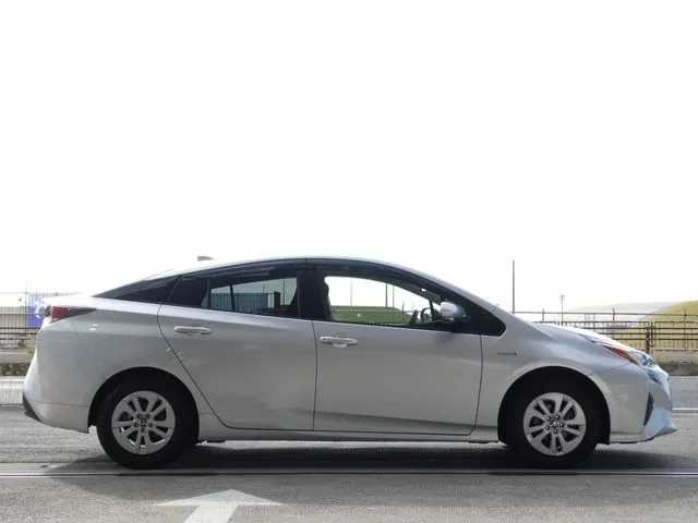 プリウス（トヨタ）の車両写真