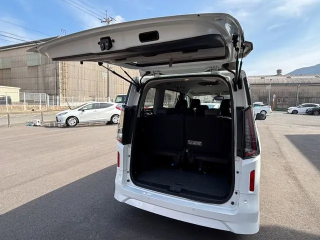 セレナ(ニッサン)の車両写真