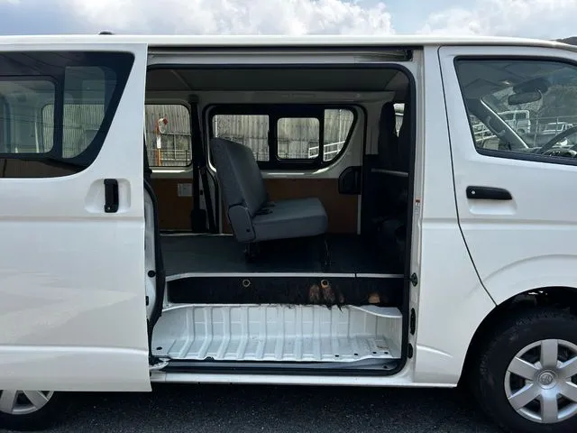 ハイエースバン 2WD(トヨタ)の車両写真