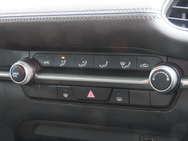 ＭＡＺＤＡ３　セダン（マツダ）の車両写真