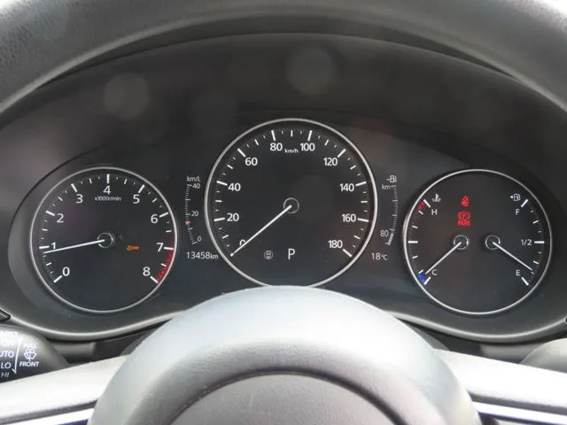 ＭＡＺＤＡ３　セダン（マツダ）の車両写真