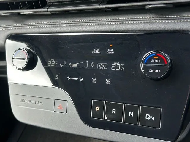 セレナ（ニッサン）の車両写真