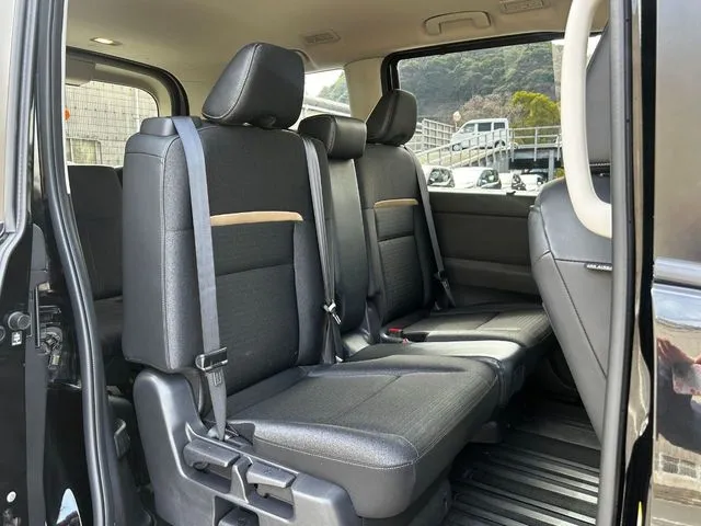 セレナ（ニッサン）の車両写真