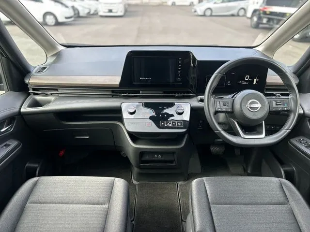 セレナ（ニッサン）の車両写真