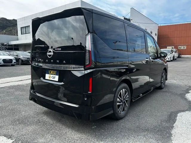 セレナ（ニッサン）の車両写真