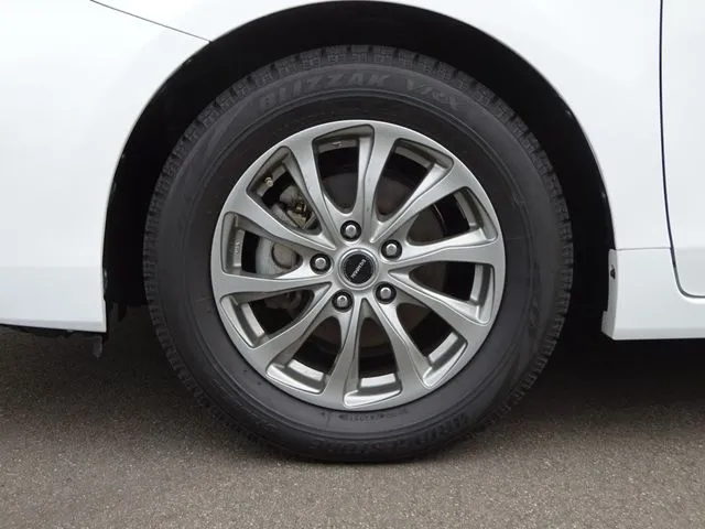 プリウス　アルファ（トヨタ）の車両写真