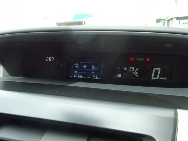 プリウス　アルファ（トヨタ）の車両写真