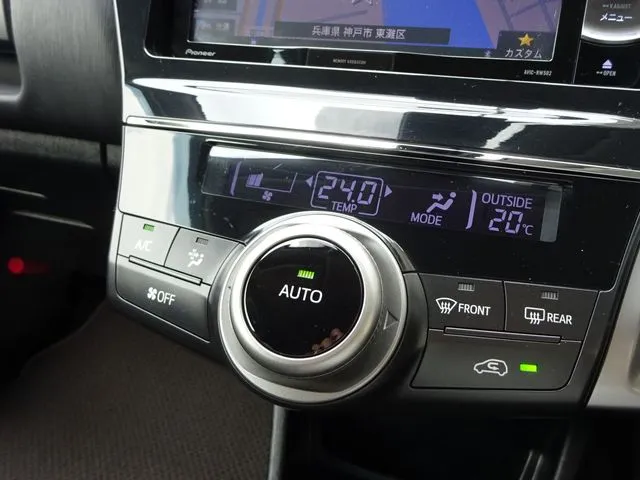 プリウス　アルファ（トヨタ）の車両写真