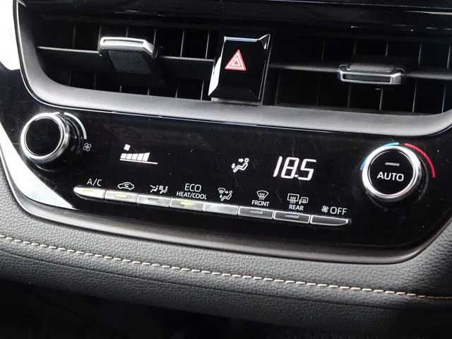 カローラ　ツーリング　ハイブリッド（トヨタ）の車両写真