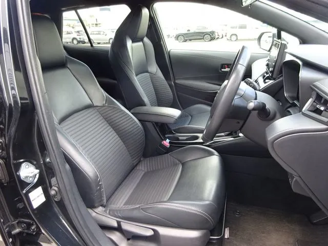 カローラ　ツーリング　ハイブリッド（トヨタ）の車両写真