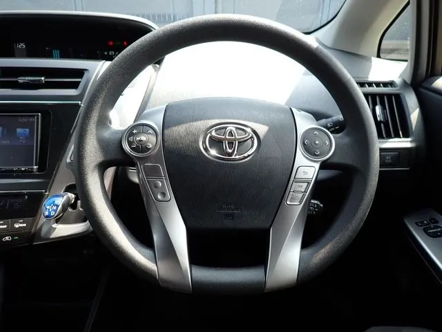 プリウス　アルファ（トヨタ）の車両写真