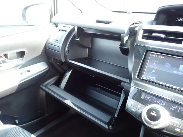 プリウス　アルファ（トヨタ）の車両写真