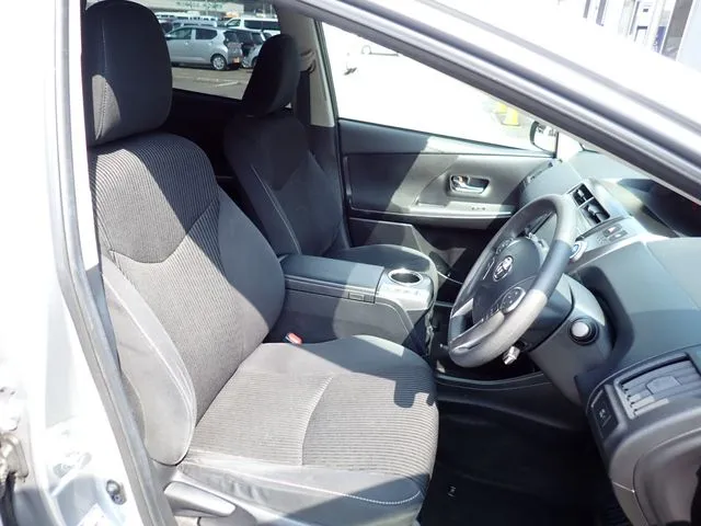 プリウス　アルファ（トヨタ）の車両写真