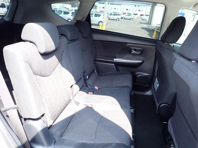 プリウス　アルファ（トヨタ）の車両写真