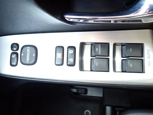 プリウス　アルファ（トヨタ）の車両写真