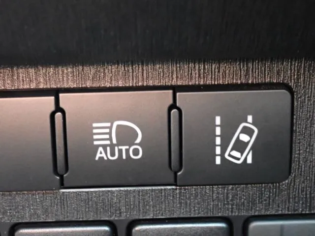 プリウス　アルファ（トヨタ）の車両写真