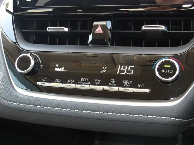 トヨタ　カローラ　ツーリング　ハイブリッド