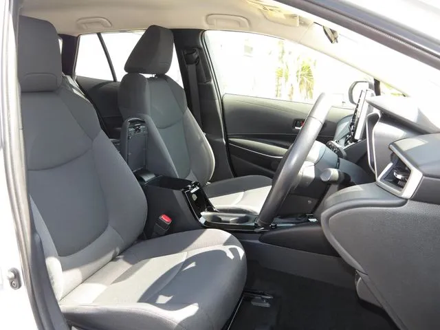 トヨタ　カローラ　ツーリング　ハイブリッド