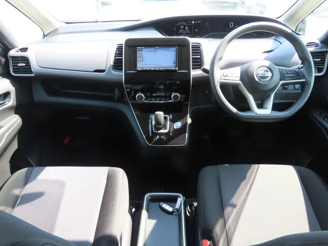 セレナ(ニッサン)の車両写真