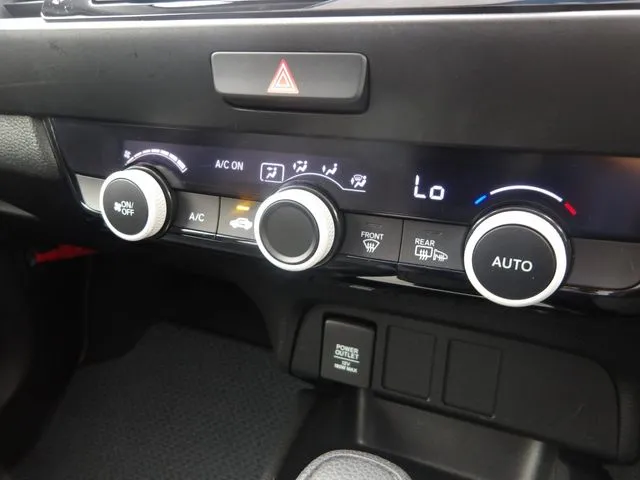 ホンダ　フィット　ｅ：ＨＥＶ　４ＷＤ