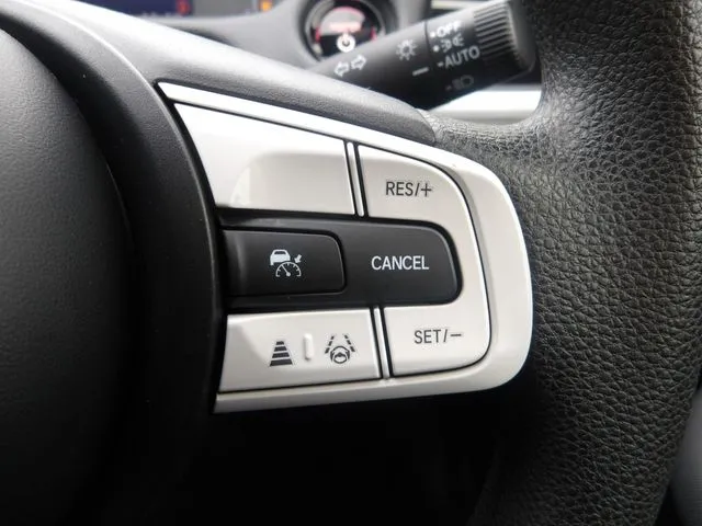 ホンダ　フィット　ｅ：ＨＥＶ　４ＷＤ